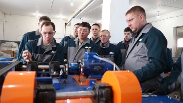 Ремонтники Уральской Стали проходят курс по точному механическому техобслуживанию смотреть онлайн