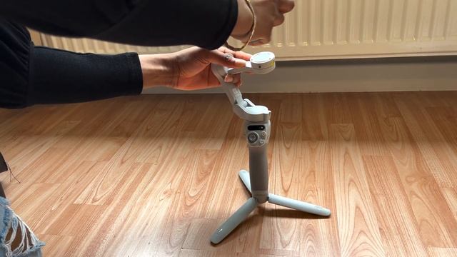 DJI OSMO MOBILE SE | Unboxing, Tutorial & How to use a SMARTPHONE GIMBAL смотреть онлайн