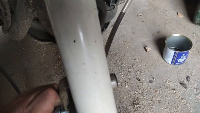 Вжимаю поршень суппорта скутера Honda Dio. | I press the caliper piston of the Honda Dio scooter смотреть онлайн