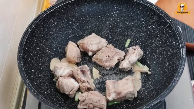 燉蓮藕排骨湯，不要直接下鍋燉了，大廚教你正確方法，湯汁清甜不發黑【天天相見廚房】#排骨藕湯 #排骨料理 #排骨湯食譜