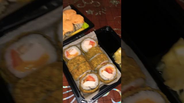 Жареные вкусные роллы 😍 Есть любители ? #роллы #сушироллы #сушидома #китайскаяеда #топ #топчик смотреть онлайн