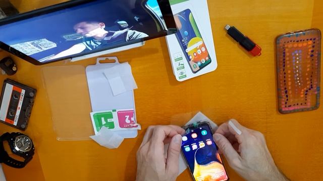 Как наклеить защитное стекло на телефон Samsung Galaxy A51. смотреть онлайн