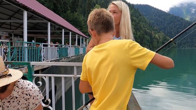 Браконьеры ловят рыбу. Обед на озере Рица. Абхазия. смотреть онлайн