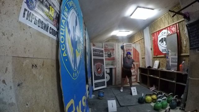 Кроссфитеры и гиревой спорт:) Ребята впервые поднимают гири! Рывок! смотреть онлайн