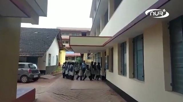 Как шакалы! Окружили мусульманку и требуют снять платок! смотреть онлайн