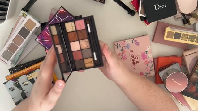 EYESHADOW DECLUTTER | palettes and single shadows | HOW MANY CAN I LET GO? | 2023 смотреть онлайн