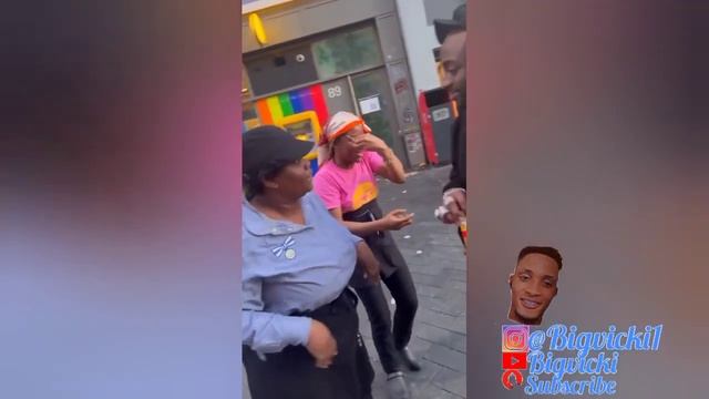 Davido React as Fans Catch him Begging for Food in Amsterdam Netherlands Street смотреть онлайн