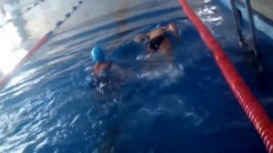 Учится плавать как лягушка