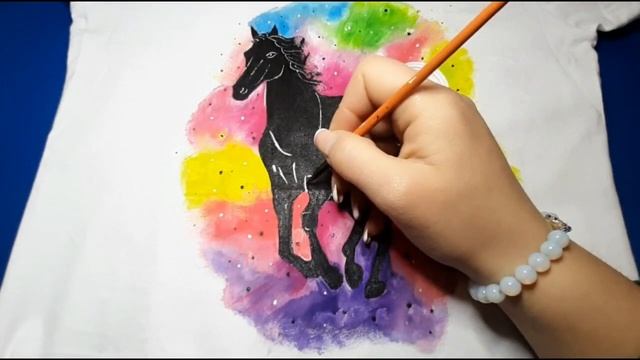 Рисуем лошадь акриловыми красками на футболке #handmade #art смотреть онлайн