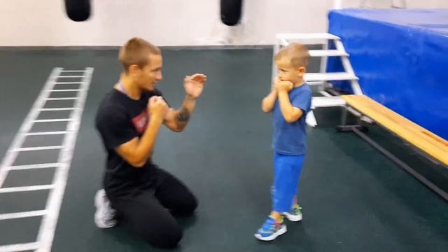 Бокс!!! Тренировка!!! Боксёр возраст три года!!! смотреть онлайн