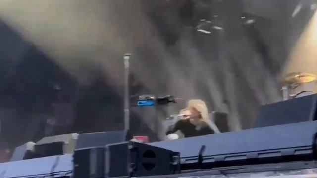 Frank Iero moans at Dublin concert смотреть онлайн