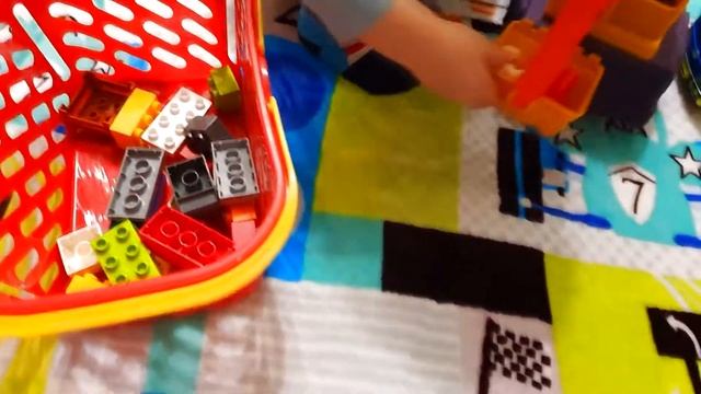 Экскаватор и корзина для покупок. Пожарная машина, подъемный кран, автовоз, игрушки для детей смотреть онлайн