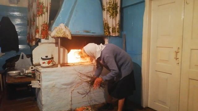 Бабушка Лида "91год" топит 100летнюю печь!!! лето 2021. смотреть онлайн