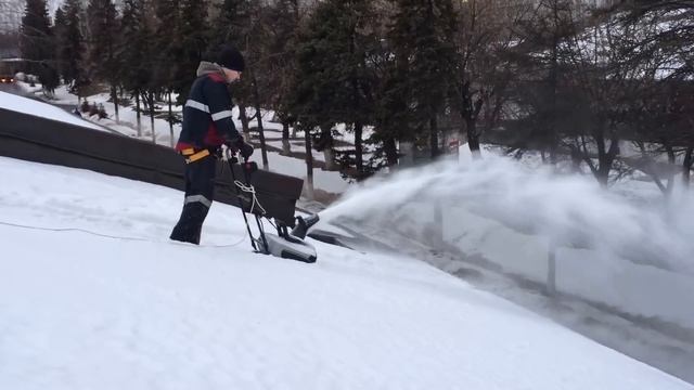 Уборка снега с крыш. Чудо-техника! смотреть онлайн