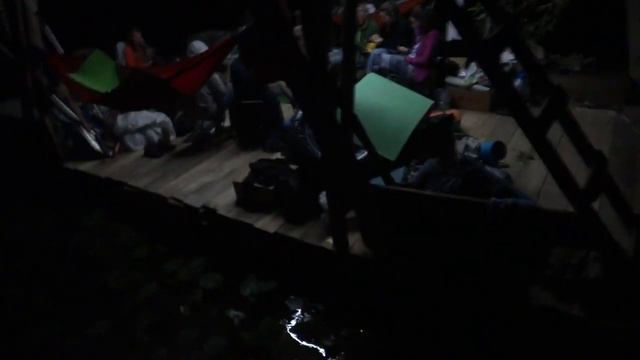 Припаркованный на ночь двухпалубный плот с солнечными панелями, река Псёл 2020 Полтавская область смотреть онлайн