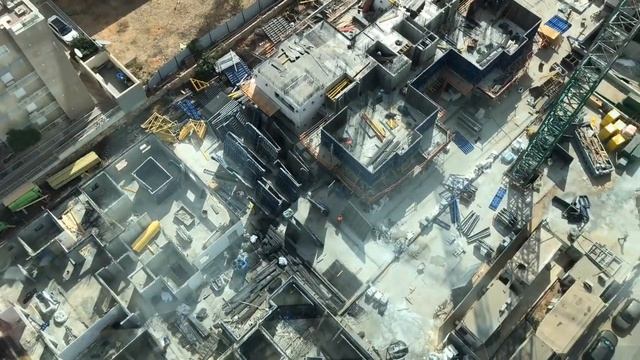 Продолжаем работать. Подготовка первой и второй квартир к опалубке. Заливка бетонным насосом. смотреть онлайн