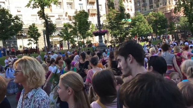 Харе Кришна (кришнаиты) на Крещатике в Киеве. День Киева 2019 смотреть онлайн