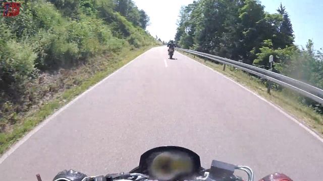 KTM SMC VS Suzuki GSR 750 смотреть онлайн