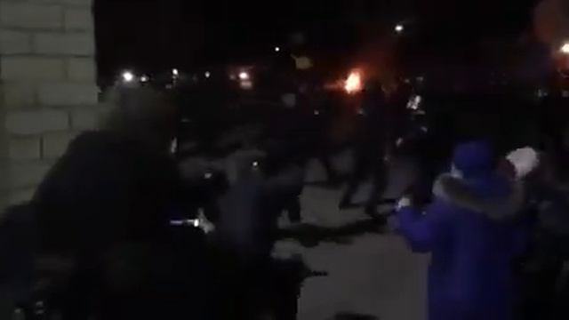 СТРОГО ДЛЯ ВЗРОСЛЫХ. ПОЛИЦИЯ ИЗБИВАЕТ МИТИНГУЮЩИХ В САНЖАРАХ 20.02.2020 смотреть онлайн