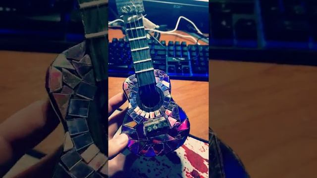 САМАЯ МАЛЕНЬКАЯ В МИРЕ ГИТАРА #Shorts смотреть онлайн