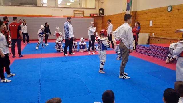 Артем - в спорт. комплексе ЦСКА (красный шлем) смотреть онлайн