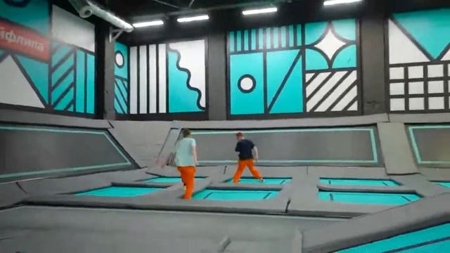 экстремальные прятки в батутный арене от охраны