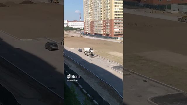 Промывает автобетоносмеситель #Shorts #бетономешалка #бетоносмеситель #грузовик #промывка смотреть онлайн