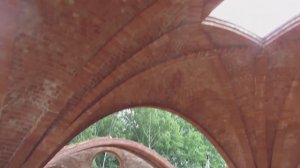 Тонкий крестовый свод на нервюрах, размером 8 на 8 метров и 5 метров высотой