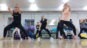 руки вверх поднимите подмышки