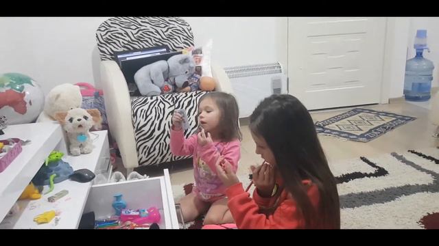 Самира и Амелия делают макияж. Samira ile Amelya makyaj yapiyorlar. смотреть онлайн