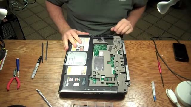 HP zv6000 Fan Cleaning Overheating Issue смотреть онлайн