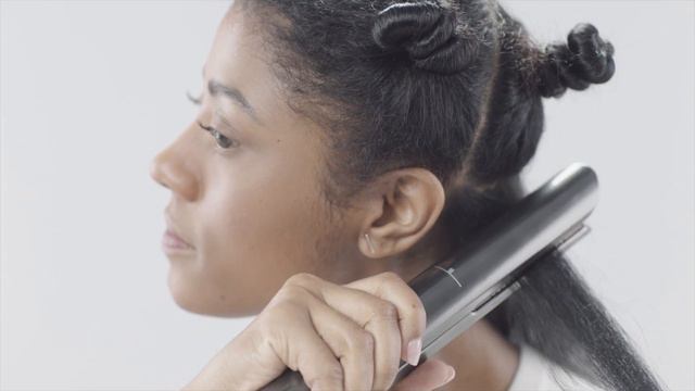 Dyson Corrale Glätteisen - Anwendung 2 смотреть онлайн