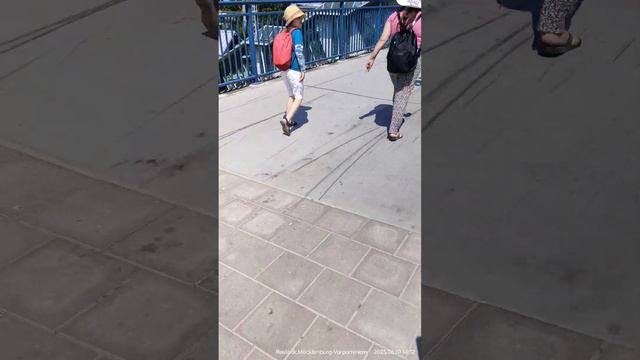June 10, 2023 наша вторая пересадка по дороге на море - бежим с городского трамвая на местный S-Bah смотреть онлайн