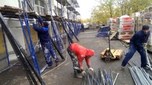 Монтаж рамных строительных лесов.