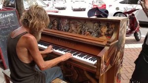 Бездомный играет на фортепиано