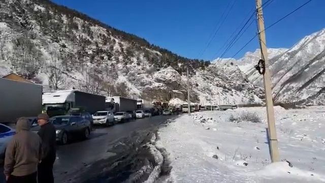 Дальнобойщик из Москвы стоит в пробке на «Верхнем Ларсе» уже 11 дней смотреть онлайн