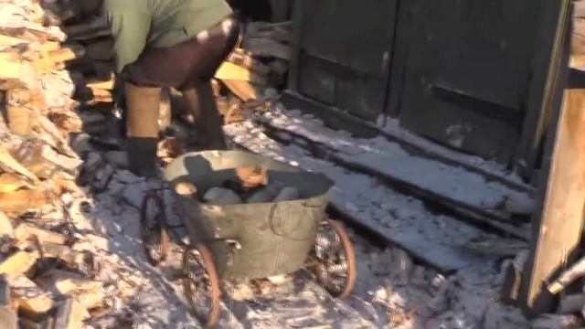 Зима рядом. Торопимся приготовиться – складываем поленницы. 30. 11. 2017 смотреть онлайн