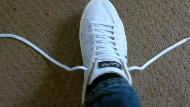 How To Tie Your Shoe Laces So They Don't Come Undone Until You Want Them To! смотреть онлайн