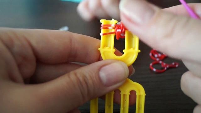 Как плести браслет из резинок с подвесками. How to Make Loom Bands. Easy Rainbow Loom Bracelet смотреть онлайн