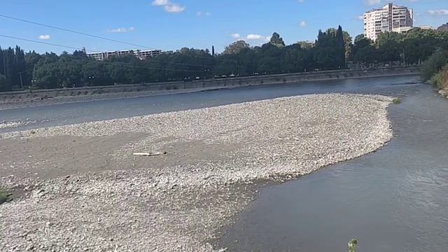 Набережная реки Мзымта. Ждём заселения в отель. Адлер, сентябрь 2022.