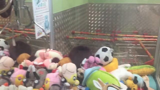 ИГРАЕМ В АВТОМАТ С ИГРУШКАМИ ЛАЙФХАК смотреть онлайн