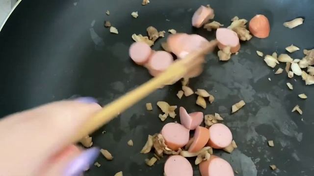 Завтрак - всё что было в холодильнике /Яичница с грибами смотреть онлайн