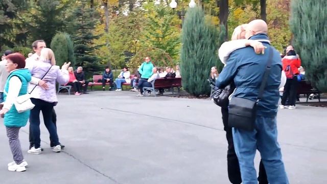 НАС ЗАКРУЖАТ ЛИСТЬЯ ЖЁЛТЫЕ В ВАЛЬСЕ! ТАНЦЫ ХАРЬКОВ УКРАИНА ОКТЯБРЬ 2023 смотреть онлайн