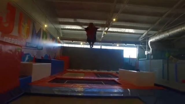 Тренер спортивной секции "Прыжки на батутах" в JUMP _ Олег Селютин смотреть онлайн