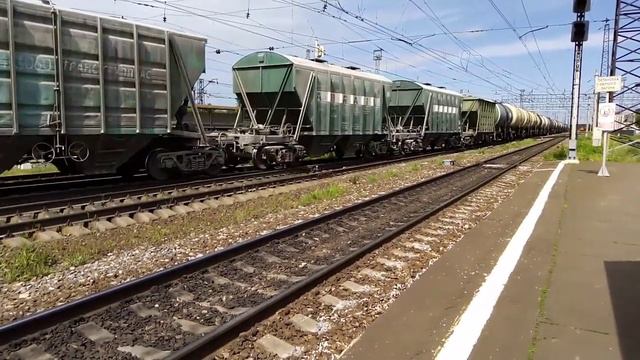 "Выцветший" ВЛ10У-728 с грузовым поездом смотреть онлайн