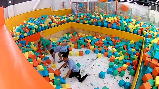 Батутный центр "ВВЕРХ" Нижний Новгород. Чистка поролонки смотреть онлайн