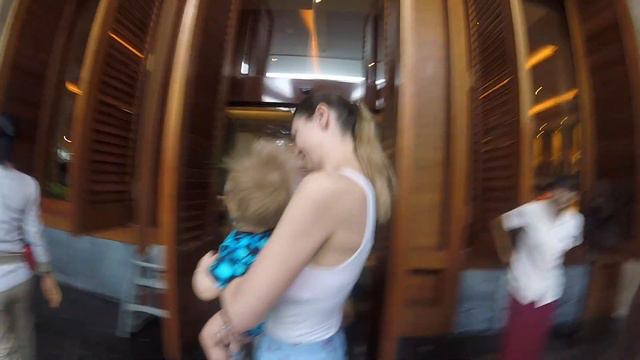 Леонид идет на завтрак в детский ресторан Centara Grand Mirage Beach Resort Pattaya Тайланд 2020 смотреть онлайн