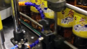 Этикетировочная машина. Нанесение  полипропиленовой этикетки на ПЭТ бутылку