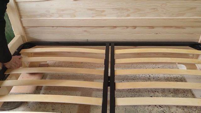 Установка механизма на деревянной кровати с подъемным газлифтом