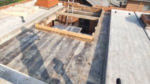 Проем под лестницу. Монолитный участок между плитами.